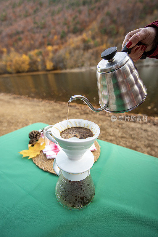 Boraboy湖的浓咖啡机和hario V60的煮咖啡